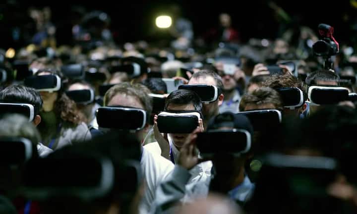 Auch Samsung setzt auf den Megatrend und lässt das Publikum Virtual-Reality-Brillen testen, die eine zentrale Rolle für das Unternehmen spielen. Gemeinsam mit Facebook...