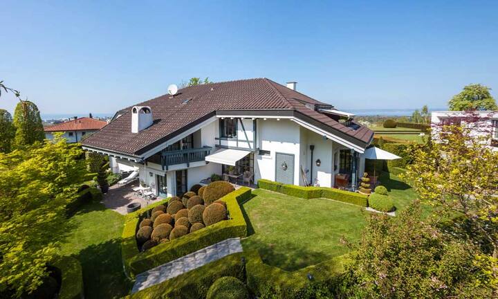 Die Villa bietet grosszügige und lichtdurchflutete Räumlichkeiten und ein Baustil, der Diskretion garantiert.