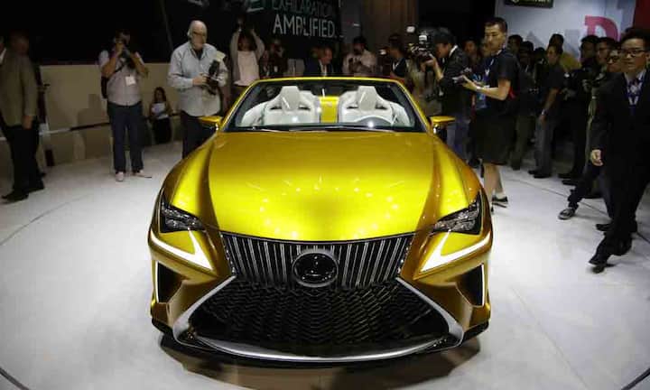 Der LF-C2 besticht durch sein kurzes Heck, markanten L-förmigen Scheinwerfer und Leuchten, sowie dem der Marke typischen Kühlergrill mit einer besonders sportlichen Form.