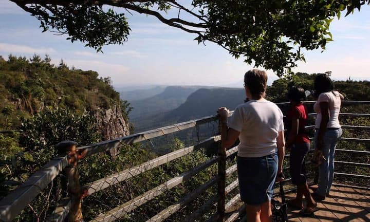 SüdafrikaWenignutzer: Auch hier verlangt die Swisscom 30 Franken, Sunrise 55 und Salt 82. Der günstigste ausländische Anbieter: Tre (Italien) mit 24 Franken.Vielnutzer: Auch hier verlangt die Swisscom 75 Franken, Sunrise 148 und Salt übertrifft die Gebühren nochmals deutlich: 299 Franken werden hier fällig. Der günstigste ausländische Anbieter ist die italienische Tre mit 55 Franken. Pixabay/Keystone