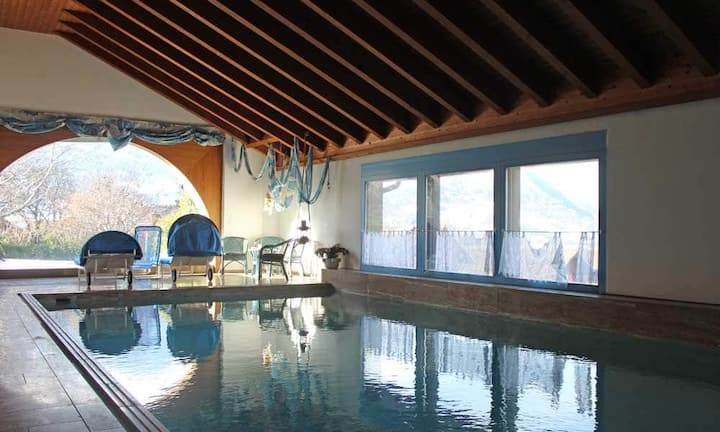 Ein Höhepunkt der Villa ist der zur Villa gehörende Swimming-Pool, welcher ein grossartiges Bergpanorama bietet.