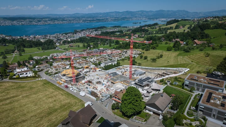 In Schindellegi SZ wird eine Edel-Enklave aus dem Boden gestampft. Im Bild aktuelle Aufnahmen der Baustelle von Ende Mai 2026.
