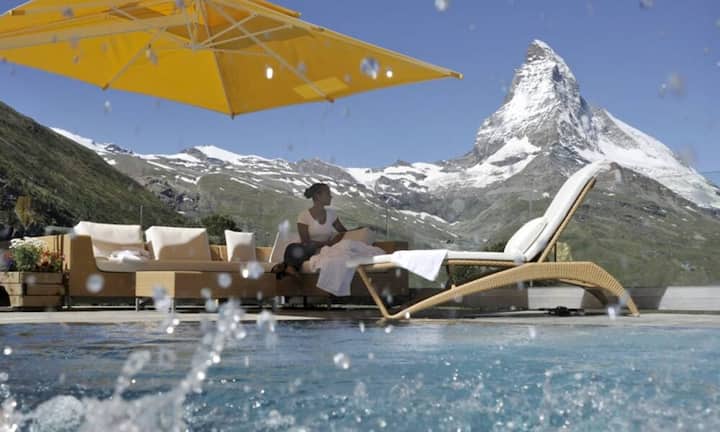 Auf Platz 5: Es braucht ein bisschen Zeit um das Riffelalp Resort in Zermatt zu erreichen. Das 5-Sterne-Hotel im Wallis bietet 65 Zimmer, 5 Suiten und 2 Appartements. (Platz 4 beim Ranking 2012)