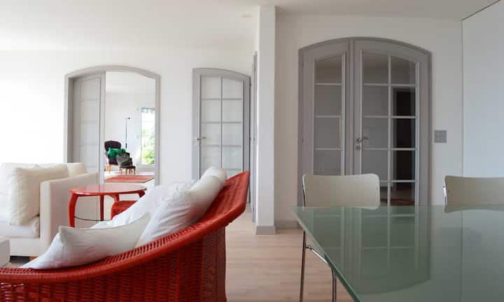 Im Inneren kombinieren sich Klasse und Stil lichtdurchfluteter Räume mit hochwertigen Materialien sowie zeitloser Kunst und internationaler Kultur.