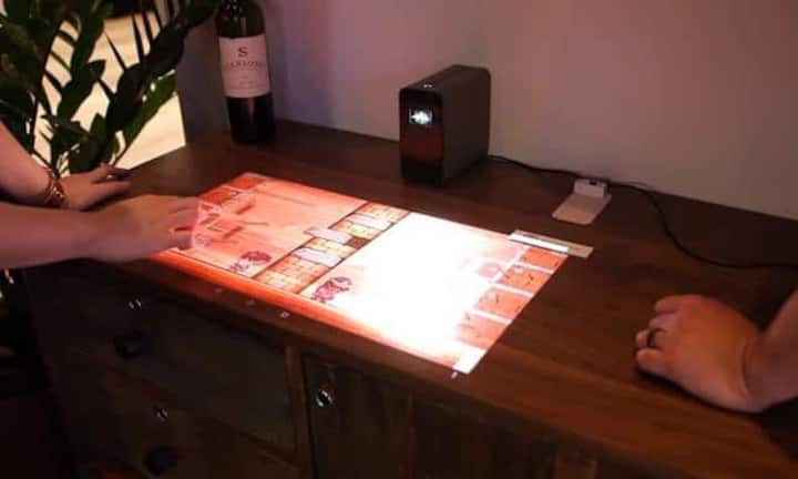 «Xperia Touch» ist ein interaktiver Projektor, der jede Oberfläche zum Touchscreen machen kann - Klavierspielen am Boden oder Malen an der Wand sind nicht länger unmöglich. Das Gerät soll in Europa im Frühling in den Handel kommen, günstig ist es mit 1499 Euro nicht.