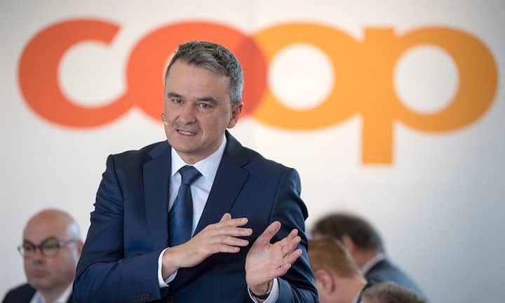 Die Gegenspieler:Migros und Coop kontrollieren gemeinsam mit 82 Prozent Marktanteil den Schweizer Lebensmitteldetailhandel. Dass sich die beiden absprechen, ist nicht bewiesen. Bekannt ist aber, dass die Chefs gerne gegeneinander sticheln. Beobachter sind gespannt darauf, wie Coop-CEO Joos Sutter auf Zumbrunnen reagieren wird.