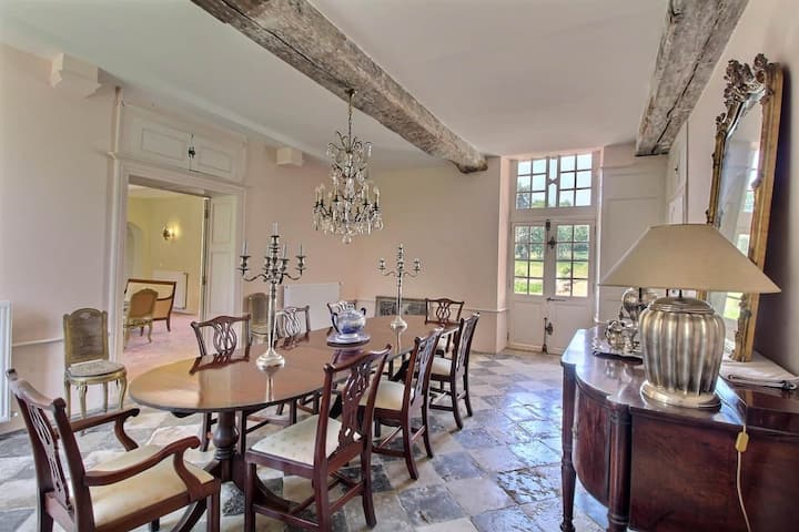 Inklusive acht Hektar Park.