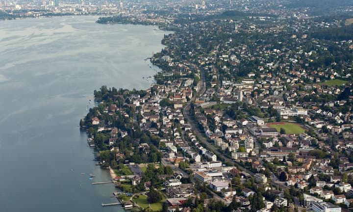 Küsnacht an der Zürcher Goldküste schwingt beim Thema «Steuerattraktivität, Kaufkraft, Krankenkassenprämien» obenaus. Im Gesamtskore bringt dies immerhin noch Rang 34.Bilder Keystone