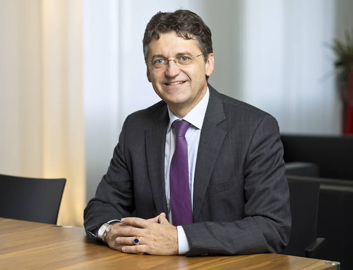 The former CVP secretary-general Hilmar Gernet, pictured at the Raiffeisen Bank Lucerne in Lucerne, Switzerland, on October 10, 2011. (KEYSTONE/Gaetan Bally)Der ehemalige CVP-Generalsekretaer Hilmar Gernet, aufgenommen in der Raiffeisenbank Luzern am 10. Oktober 2011. (KEYSTONE/Gaetan Bally)
