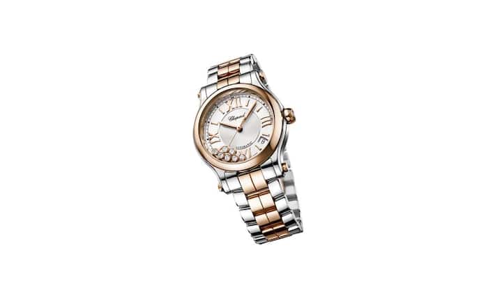 Chopard: Vor nunmehr 21 Jahren stellte die Familienmanufaktur der Scheufeles die ersten Modelle der Linie Happy Sport vor. 2014 bringen die Genfer abermals eine neue Kreation auf den Markt. Und zwar eine Happy Sport in Edelstahl und Roségold, ausgestattet mit einem Automatikwerk. Vor dem versilberten und in der Mitte guillochierten Zifferblatt bewegen sich mit dem Handgelenk der Trägerin insgesamt sieben Diamanten.