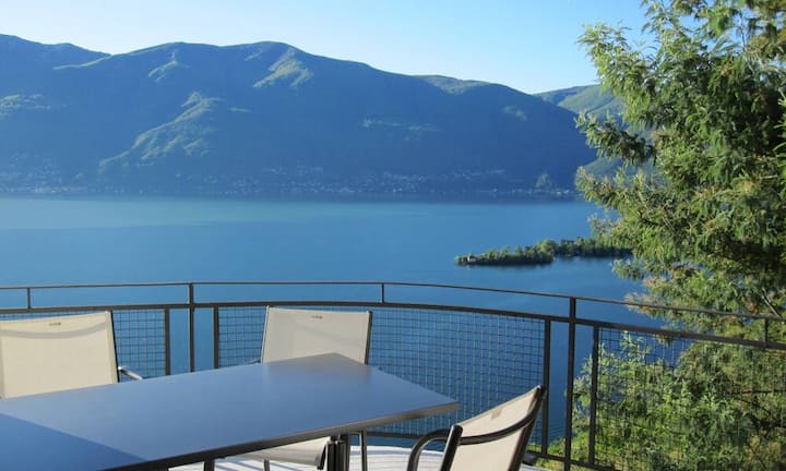 An dieser ruhigen Lage auf dem Balkon oder Granit-Sitzplatz ist Erholung vom Alltag möglich. Das Nebenhaus hat eine Wohnfläche von 82 m². Beide Liegenschaften bieten den vollständigen Komfort mit Bad, WC und Küche.