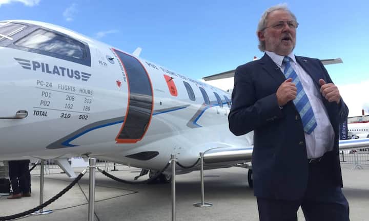 An der Ebace 2016 zeigt Pilatus den Prototypen des PC-24 und das Innendesign des Privatjets: Pilatus-Chef Oskar Schwenk mit dem Testflugzeug «P01» des PC-24 in Genf.