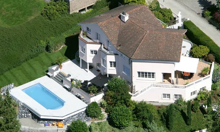 Das 1050m² grosse Grundstück in Steckborn TG bietet einen Aussenpool mit automatischem Solar- und Abdeckungssystem und eine pflegeleichte Gartenanlage.