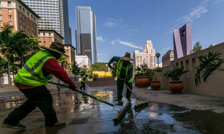 Weltweit erhältliche Güter eignen sich, um die Kaufkraft international zu vergleichen. Die UBS hat für rund 70 Grossstädte erhoben: Wie lange muss ein Angestellter im Schnitt für ein iPhone arbeiten? Auch der Kauf eines Big Macs, eines Laib Brots und eines Kilo Reis’ ist aussagekräftig.Platz 5: Los Angeles: 27,2 Stunden für ein iPhone. Für einen Big Mac muss man nur elf Minuten arbeiten. Einen Laib Brot gibt es nach zehn Minuten, die Hälfte davon braucht es für ein Kilo Reis.