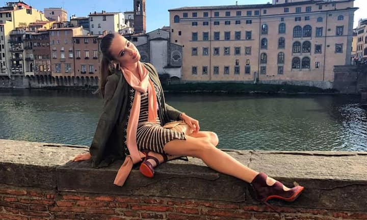 Die Schweizerin Xenia Tchoumi (29) lebt in London und steuert von dort das Wachstum auf ihren sozialen Netzwerken: Fast sechs Millionen Menschen folgen ihr auf Facebook, eine Million auf Instagram. Sie kooperiert mit Marken wie IWC, Bulgari, Gucci, Dior, Tod’s, Intimissimi, Tom Ford und mehr. Gerade hat sie einen grossen Vertrag mit dem Mobiltelefonanbieter Huawei abgeschlossen. In der Schweiz ist sie die Markenbotschafterin der Optikerkette Visilab.