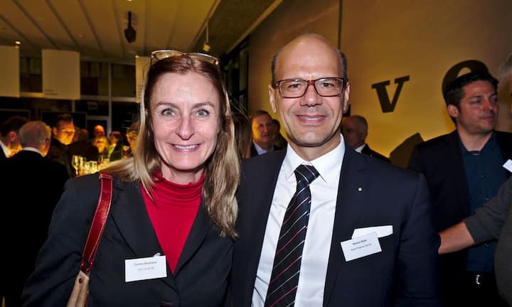 Hertha Baumann, Reyl & Cie SA;
Simon Roth, Bank Pictet & Cie SA