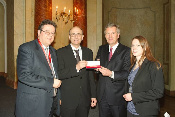Christian Wulff erhält den goldenen Stadtschlüssel von Interlaken.
Oliver Stoldt, Gründer Alpensymposium; Urs Graf, Gemeindepräsident Interlaken; Christian Wulff, Bundespräsident a.D.; Janin Heukamp, Konferenzleiterin, Alpensymposium.