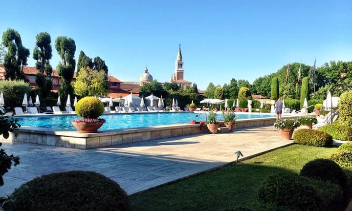 Am Pool des Cipriani Hotels auf Giudecca Island lassen sich die heissen Tage in Venedig wunderbar aushalten.