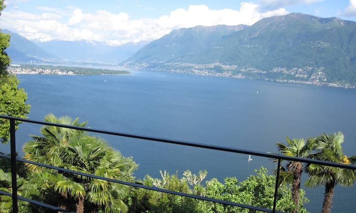 Diese Liegenschaft ist nur eine Gehminute vom Ronceser Dorfkern entfernt und gewährt den Blick von Ascona bis nach Italien. Den Preis erfährt man auf Anfrage.