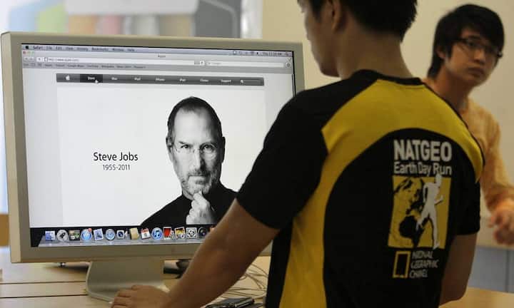 In Manila auf den Philippinen sieht sich ein Mann den Nachruf auf Steve Jobs auf der Internet-Seite von Apple an.