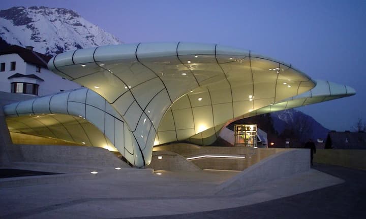 Hadid wurde häufig vorgeworfen, dass ihre Gebäude nicht funktional seien. Dennoch sind viele Werke der Architektin für den Alltagsgebrauch durchaus geeignet. Das Bild zeigt die Bergstation der Hungerburgbahn in Innsbruck.
Hafelekar/CC