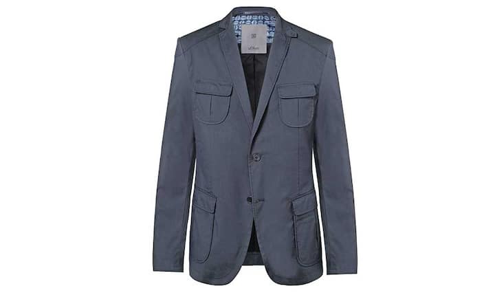 S.Oliver - Military
Sportliche Looks gehen mit militärisch angehauchten Schnitten eine attraktive Verbindung ein. Dazu passt die Trendfarbe Navy.
Preis 299 Franken