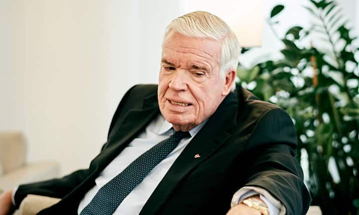 Kühne + Nagel/ SchindellegiGründungsjahr: 1890Branche: LogistikerFamilienpatron: Klaus-Michael Kühne (Verwaltungsrat) (Bild)Chef: Detlef TrefzgerUmsatz 2014: 17,5 Milliarden FrankenGewinn 2014: 644 Millionen FrankenMitarbeiter 2014: 63'000