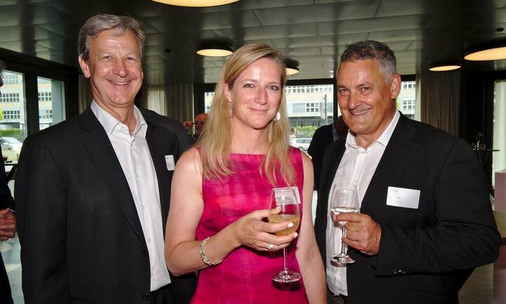 Jürg Weber, Division CEO Payment Services, SIX Group AG:
Florence Schnydrig Moser, Head Products & Investment Services, Credit Suisse AG;
Marcel Bührer, CEO, Swisscard AECS AG