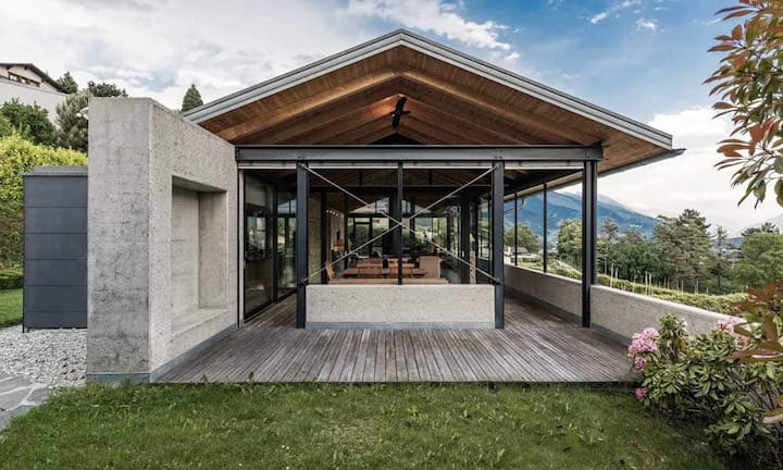 Die Villa, welche im Jahre 2005 gebaut wurde, misst 242 m2 und liegt auf einer Parzelle, welche nach Süden orientiert ist und 1443 m2 Land und Garten hat.