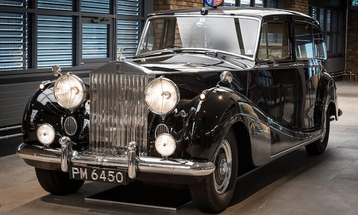 Phantom IV: Der Wagen von Englands Prinzessin Margaret, man beachte das Kennzeichen mit den Initialen. Gebaut wurde das Auto 1954. Nur 18 Exemplare wurden überhaupt gebaut und nur für Mitglieder eines Königshauses, besonders des englischen, aber auch des spanischen, oder den Schah von Persien - Normalsterbliche konnten ihn gar nicht erst bestellen. Bilder: Holger Salach/font>