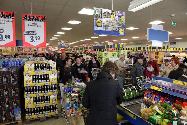 Als Aldi und Lidl in die Schweiz kamen, wirkten ihre Filialen noch nüchtern und kühl, fern des heutigen Ladenambientes.