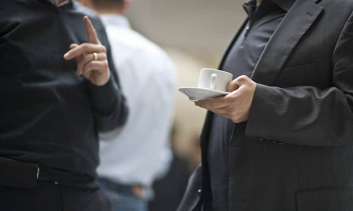 Ein Risiko entsteht durch die asymmetrische Einkommenverteilung. Im Todesfall kann die Hypothek zu einem Problem werden. Eine Risiko-Police ist empfehlenswert, etwa für eine Kapitalauszahlung von 300'000 Franken. Damit liesse sich die Hypothek verringern und ein Zwangsverkauf verhindern. Bei Unverheirateten tun sich durch die Kinderpause Lücken in der AHV auf. Diese können binnen fünf Jahren geschlossen werden.