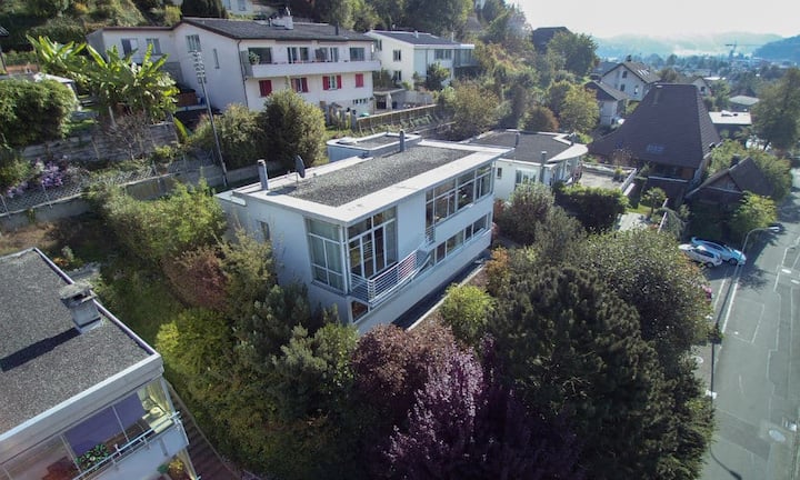 Die Villa liegt mitten am Sonnenhang von Gränichen, an einer ruhigen und dennoch zentralen Hanglage. Preis: 1'930'000 CHF Quelle und Bilder: Engel & Völkers