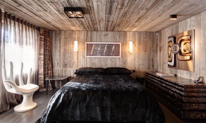 Auch im Schlafzimmer dominieren die kanadischen Holzarmaturen und das...