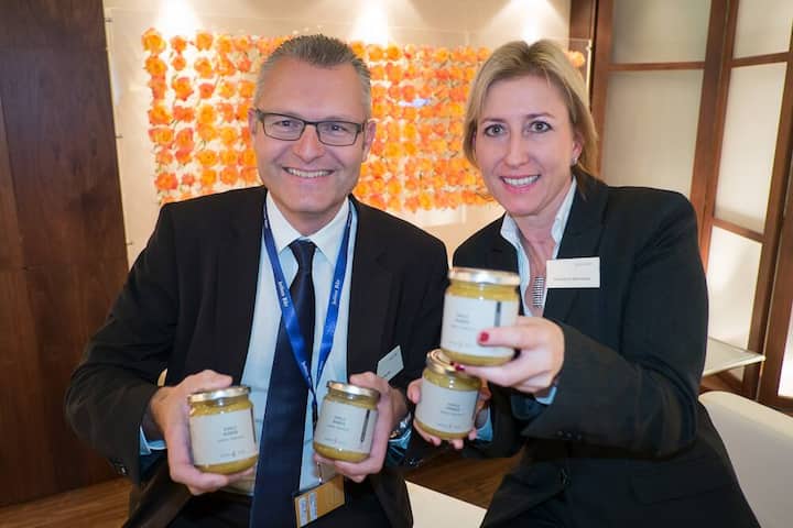 Mit gewürztem Honig auf Kundenfang: Willi F.X.Bucher, Managing Director Senior Advisor, Julius Bär und Madeleine Weinmann, head Marketing Communications, Julius Bär