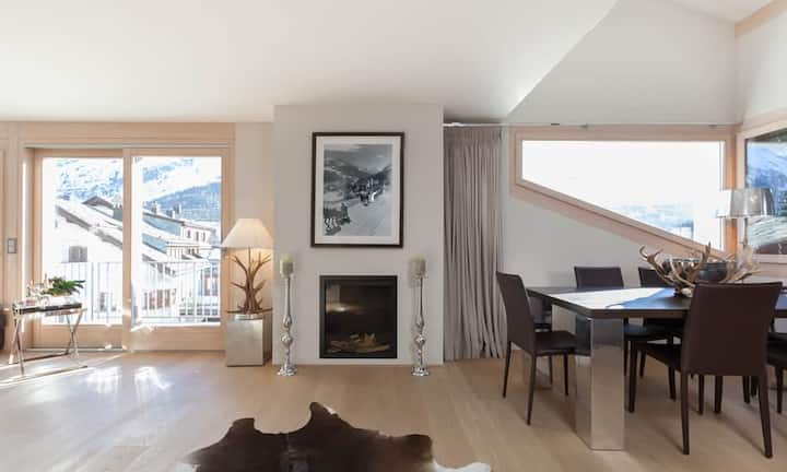 Die Wohnung ist mit hochwertigen Holzoberflächen ausgestattet.