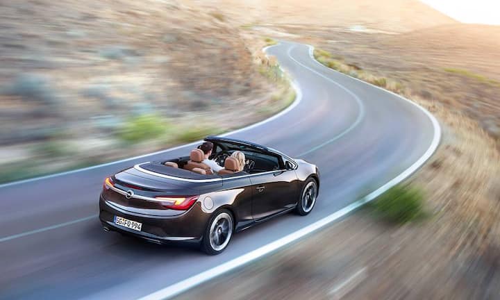 Der nagelneue Cascada: Der Name des viersitzigen Cabriolets klingt nicht nur elegant – tatsächlich ist das 4,7 Meter lange Stoffdach-Modell dem Komfort verpflichtet. Das voll versenkbare elektrische Faltdach stellt in 17 Sekunden auf Open Air um, ohne die Karosserielinie zu stören. Kräftige und dabei sparsame Motoren mit 140 bis 195 PS machen Laune und beschleunigen den Rüsselsheimer auf maximal 230 km/h. Ab 35'600 Franken.