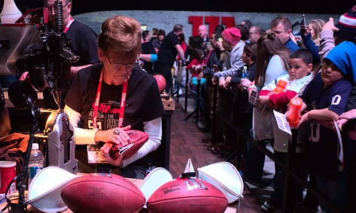 ... alle, die sich für das Nähen der unförmigen Bälle interessieren.