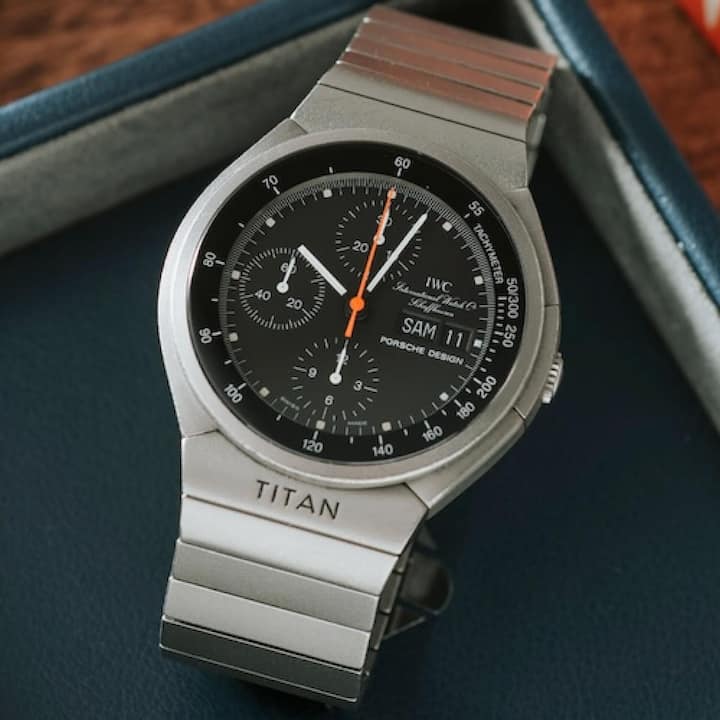 1980 erscheint der Porsche Design Titan Chronograph in Kooperation mit IWC Schaffhausen als erste Schweizer Titan‑Uhr und öffnet das Feld für die europäische Luxusuhrenindustrie.