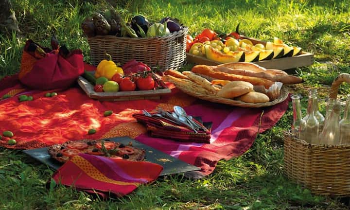 Auch im Freien will der Tisch oder der Picknickplatz schön gedeckt sein. Man wähle also ein möglichst grosses und farbenfrohes Tuch, wie sie von der französischen Textilmanufaktur Le Jacquard Français hergestellt werden. Bei der in warmen Farben gehaltenen Kollektion Provence, bestehend aus Tischtuch, Sets und Servietten, vermischt sich die schlichte Eleganz eines floralen Motivs mit der Wirkung von gewebten Stickereien. www.le-jacquard-francais.fr