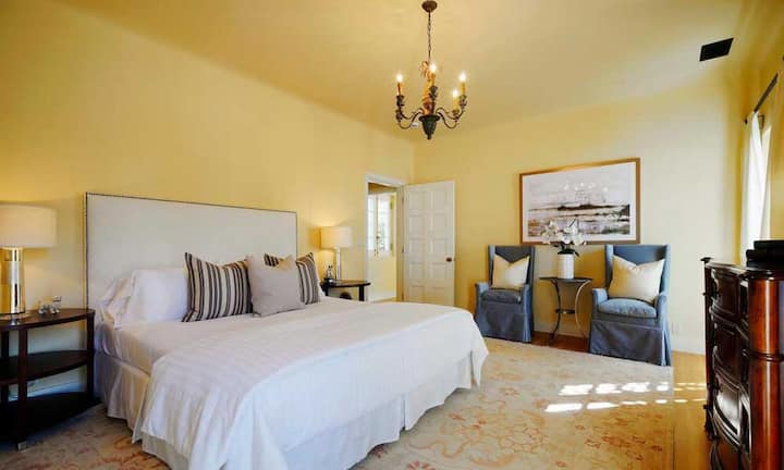 Charlie Chaplin und Oona O‘Neill diente das Anwesen als Liebesnest und es kann nur gemutmasst werden, ob diese Tatsache auf die Geburt ihrer acht Kinder einen Einfluss gehabt hat.