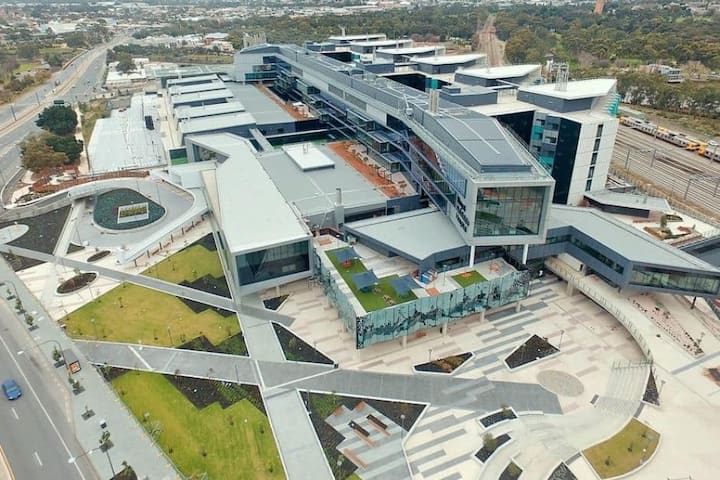 4. Royal Adelaide Hospital in Adelaide: 2,1 Milliarden Dollar
Das neue Krankenhaus in Südaustralien soll das grünste und technologisch fortschrittlichste Spital des Landes werden und 80'000 Patienten im Jahr aufnehmen. Obwohl eigentlich fertiggestellt, konnte es wegen eines Rechtsstreits um angebliche Baumängel noch nicht in Betrieb genommen werden.
SA Government