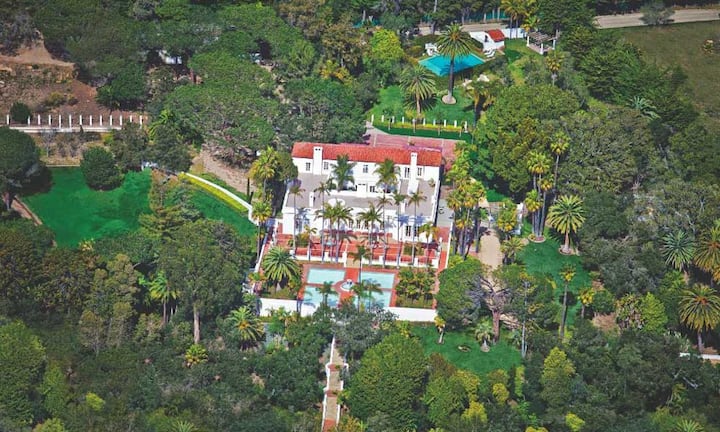 Zur Villa gehört ein Grundstück von 42'046 Quadratmetern - dies entspricht fast sechsmal der Grösse eines Fussbalfeldes.