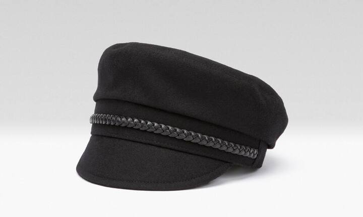Klassiker: Gucci (Frau)Der Driver Cap aus schwarzem Leder ist ebenso klassisch wie modisch raffiniert. Ein besonderes Detail ist die silberne Schnalle mit dem Gucci-Schriftzug. In drei Grössen erhältlich. Preis 595 Franken