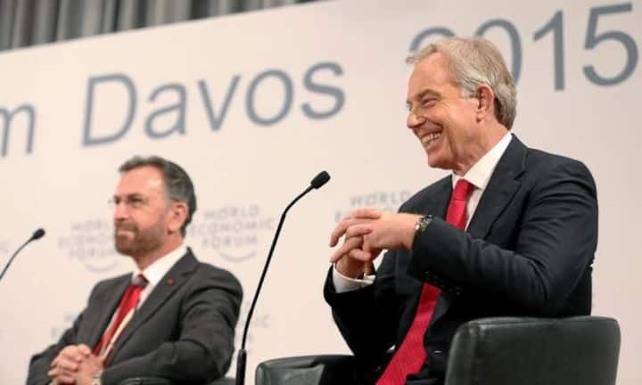 Am WEF lockert Humor die Stimmung auf. Tony Blair (rechts) zeigt sein breites Grinsen.