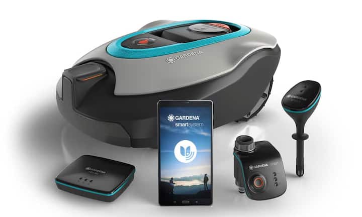Smart GärtnernMit dem Gardena Smart System ist der Gartenbesitzer über eine App auch bei Ortsabwesenheit jederzeit darüber informiert, ob die Pflanzen Wasser brauchen oder der Rasen gemäht werden muss. Mit wenigen Eingaben kann er sicherstellen, dass Rasen und Beete stets gut versorgt werden.Aussteller: GardenaBilder: PR