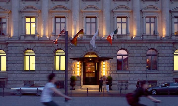 Das Berliner Hotel de Rome ist im restaurierten ehemaligen Hauptsitz der Dresdner Bank und der Staatsbank der DDR in Berlin-Mitte untergebracht.