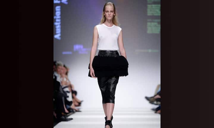 Ein Model präsentiert eine Kreation der Preisträgerin Inga Nemirovskai (Modepreis des Bundeskanzleramts)