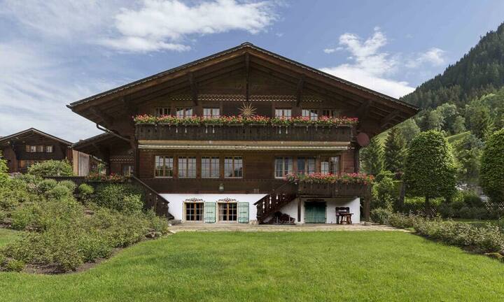 Das ca. 450 m2 grosse, dreistöckige Chalet wurde in den 1970er Jahren gebaut. Auf einer Fläche von ca 1'800 m2 befindet sich der Garten mit Sitzplatz, welcher vom Balkon auf der ersten Etage erreicht werden kann.