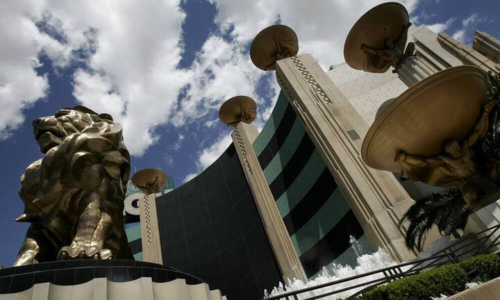 Nur auf Platz 8 steht das MGM Grand Las Vegas (USA). Auf der ebenso beeindruckenden Fläche von 15'794 m2 stehen unglaubliche 2300 elektronische Glücksspielautomaten den «nur» 20 Tischen gegenüber. Das MGM Grand steht jedoch auch für Konzerte von Weltstars, Boxkämpfe, Preisverleihungen und den Magier David Copperfield. Das Hotel mit seinen 5044 renovierten Räumen ist eines der grössten der Welt und beherbergt zwei Klubs, ein grosses Spa und einen gigantischen Pool. (Bild: Keystone)